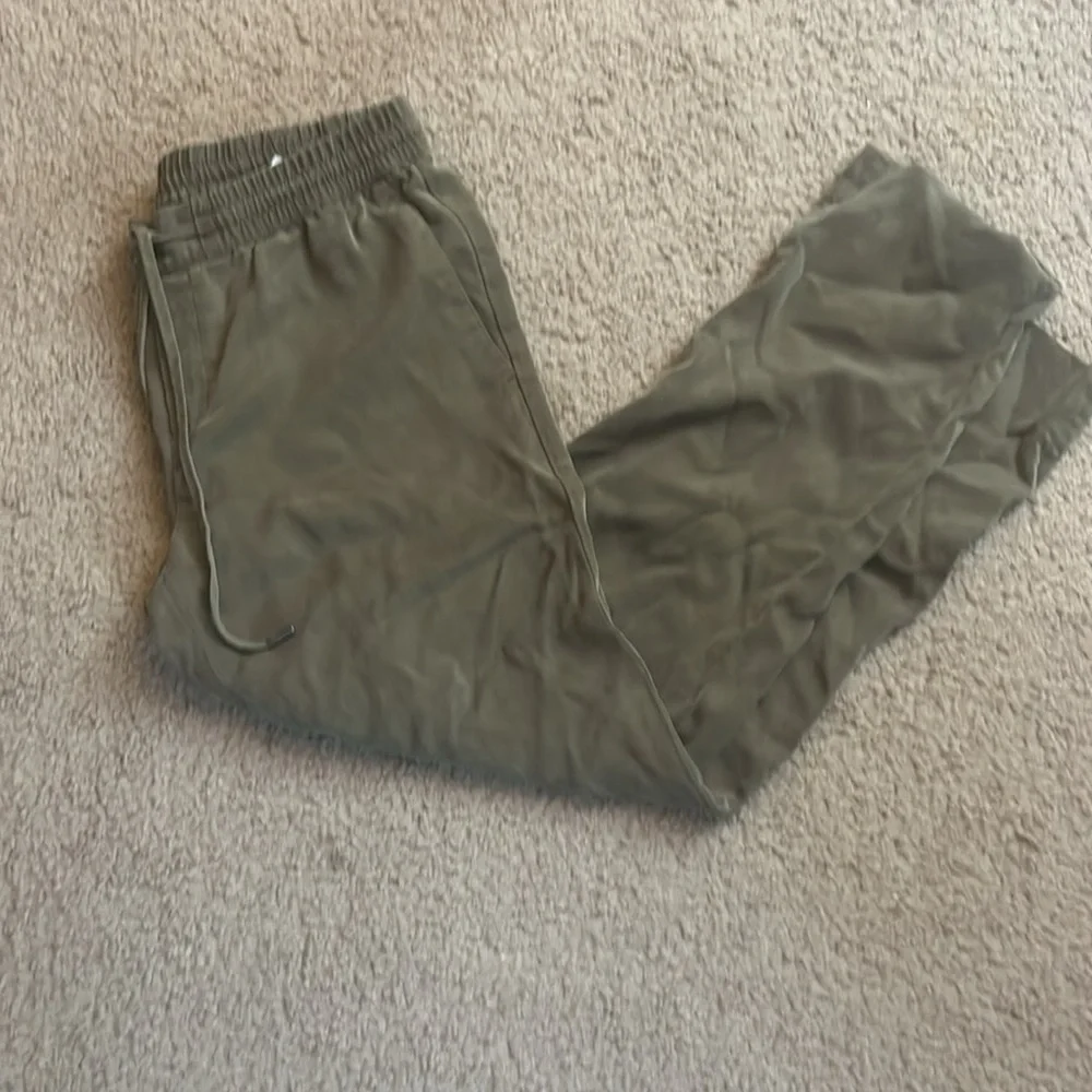 Banana republic drawstring pant, 100% Lyocell.  Olive green xs